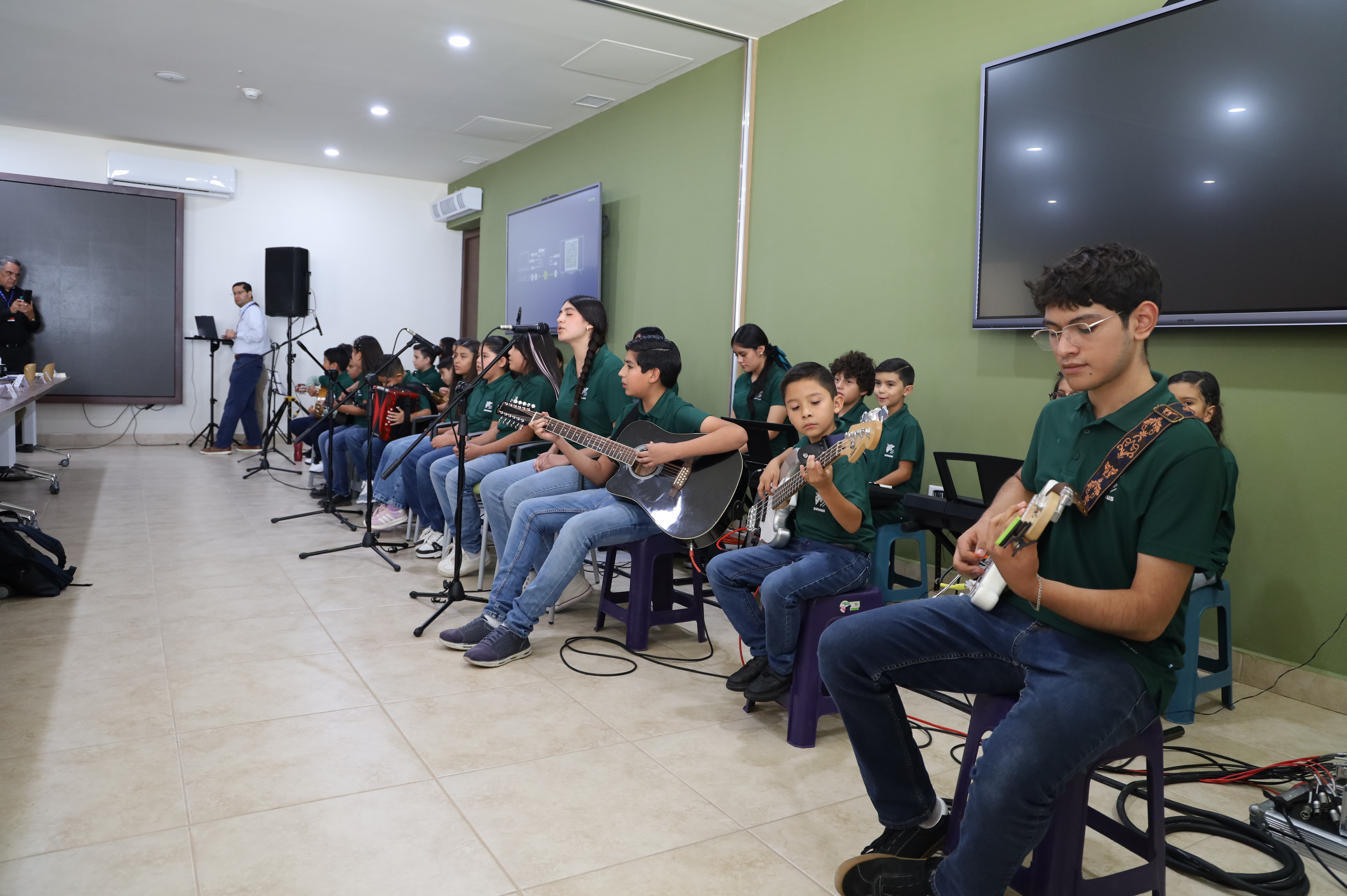 PRESENTACIÓN DE LA CAMERATA EN PLANTA SAN JACINTO.